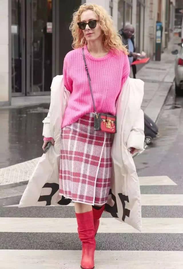 欧美街拍：今年冬天最“减龄高级”穿搭范本，错过还要等一年