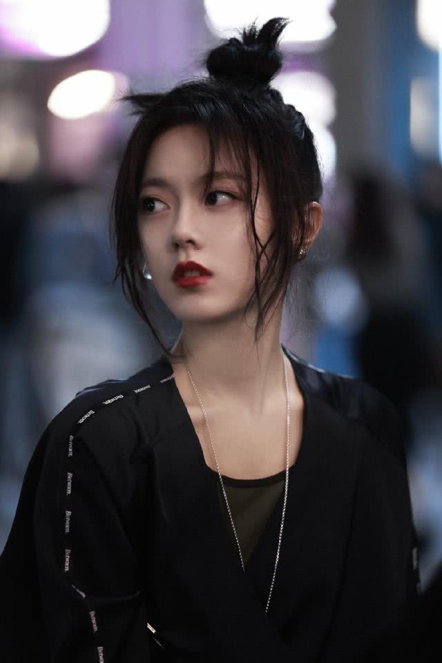 00后美女小花赵今麦罕见港风造型,红唇丸子头美艳有范,成熟中透着少女气息