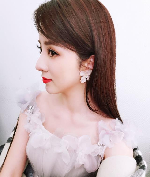 33岁央视才女李思思,嫁了8年学霸老公,原来是我们熟悉的他