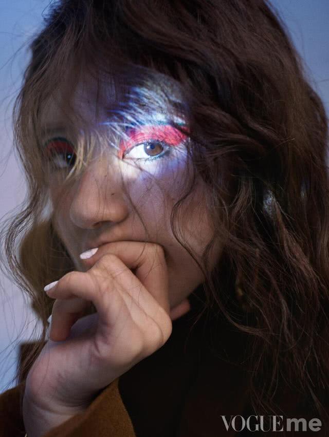 一向甜美打扮的赵露思,拍了个暗黑搞怪的大片,烟熏眼碎钻唇看点十足