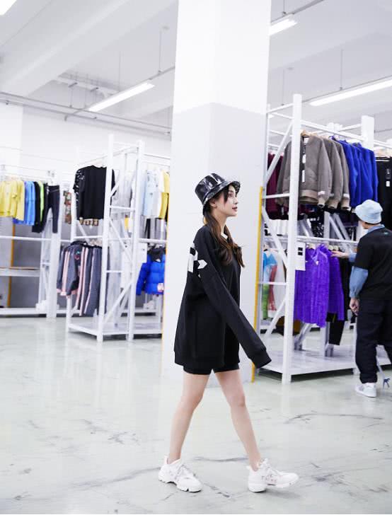 BABY穿卫衣配安全裤,意外撞脸“天王嫂”