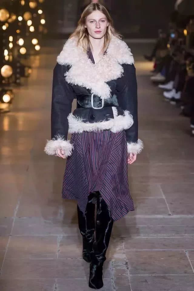 今年秋冬别穿大衣了，羊羔毛外套才是时尚首选！