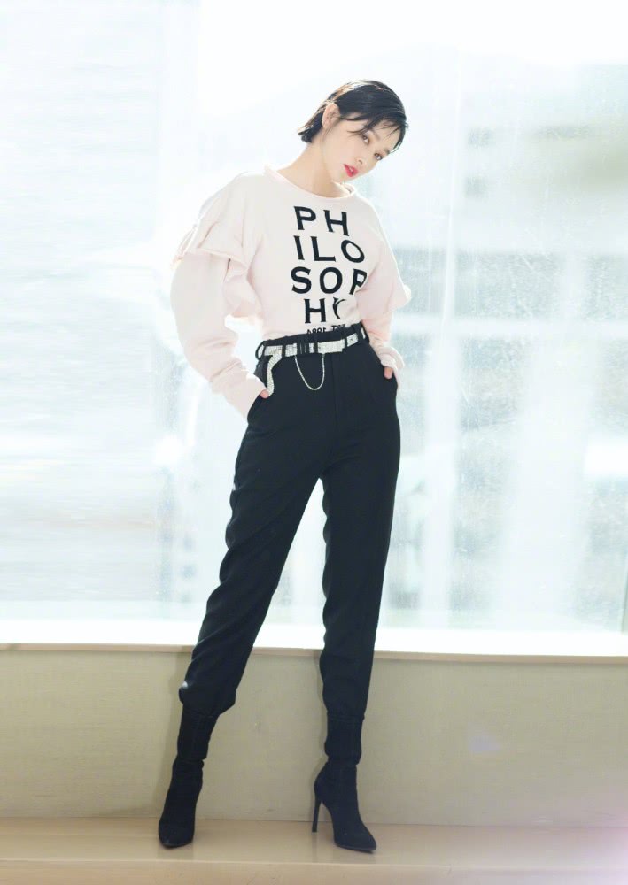 阚清子白衬衫搭配小短裙,31岁美丽不输00后