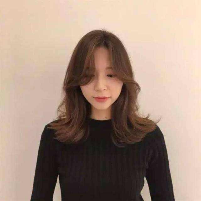 2020年锁骨发即将流行，这3款赵丽颖宋慧乔都换上了，减龄还好看