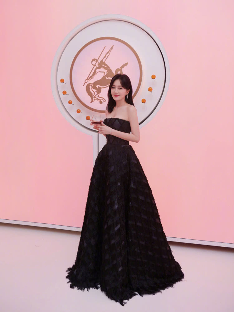 秦岚和王鸥同穿几何菱格裙，你更喜欢谁？