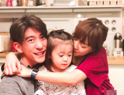 当丈夫与别的女人合影,贾静雯应采儿钟丽缇的反差太大,她最聪明