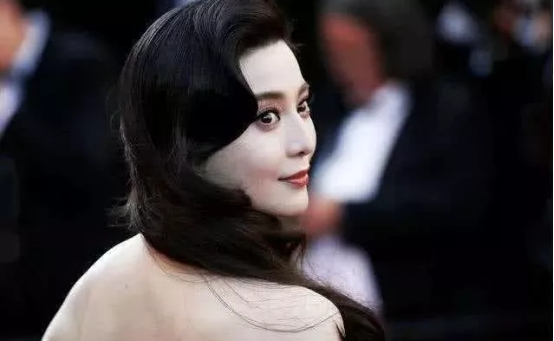 范冰冰身穿香奈儿大衣现身机场,挺孕肚参加盛典?将要复出?