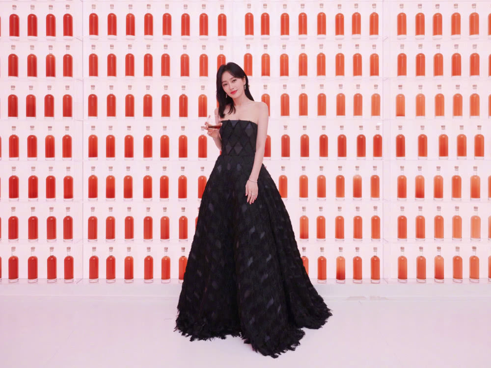 秦岚和王鸥同穿几何菱格裙，你更喜欢谁？