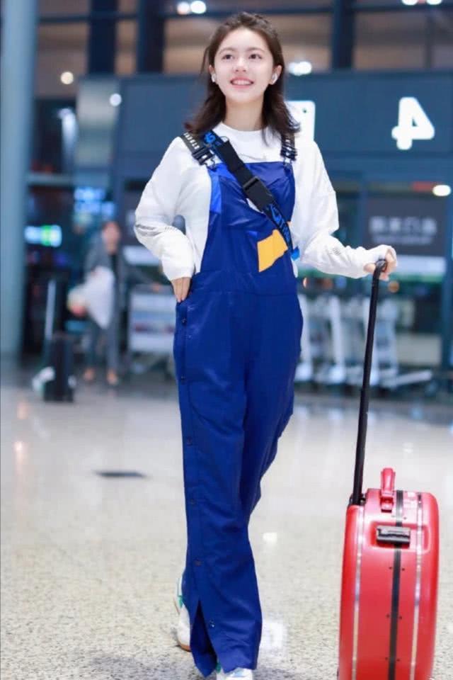 00后美女小花赵今麦罕见港风造型,红唇丸子头美艳有范,成熟中透着少女气息