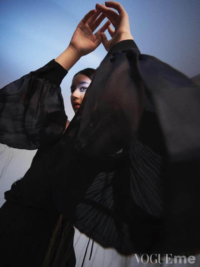 一向甜美打扮的赵露思,拍了个暗黑搞怪的大片,烟熏眼碎钻唇看点十足