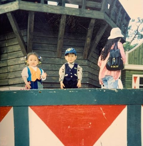 具荷拉去世15天，哥哥晒其童年照：我们荷拉小时候也很漂亮，想你