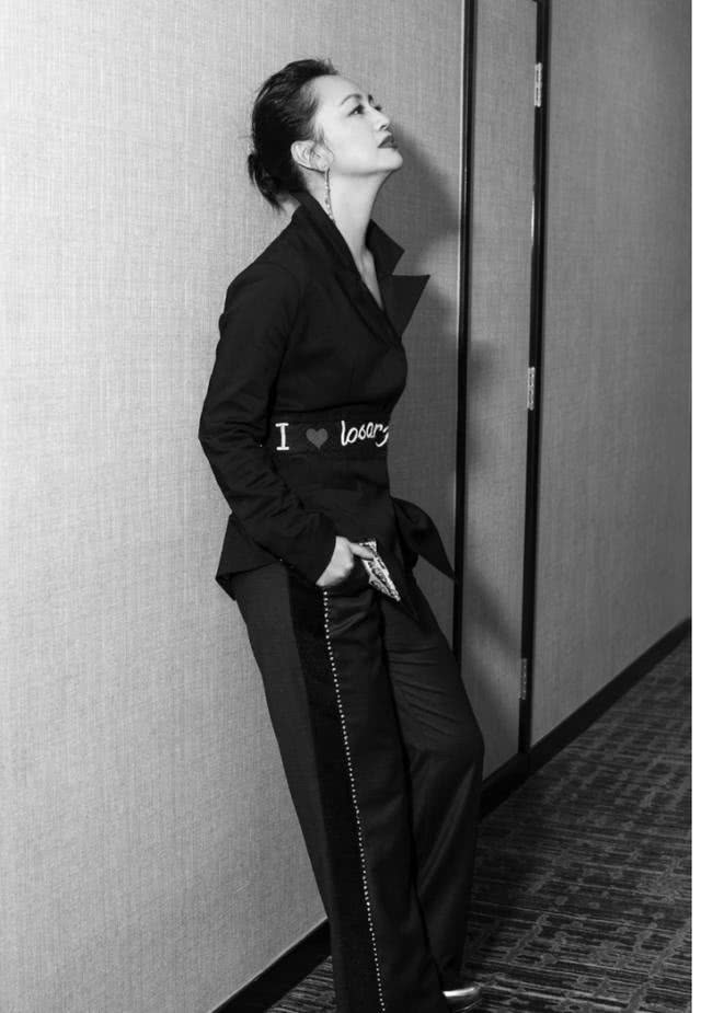 罗海琼穿西装配阔腿裤太惊艳,红唇性感美出国际范