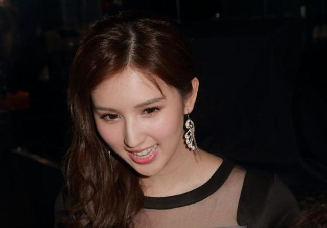 27岁体操冠军为父还钱,和81岁富豪上演“爷孙恋”,还清欠款秒分