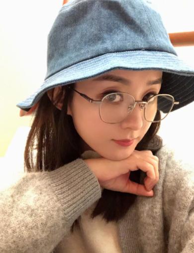 比冯绍峰大八岁的丈母娘长啥样？看到照片后，网友：不出道可惜了