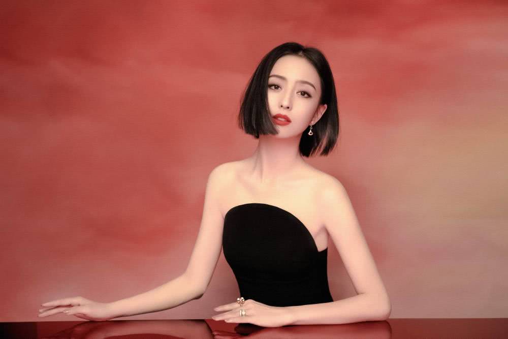 美女佟丽娅新造型美得高调,一袭黑色开叉长裙气质太好,红唇更是惊艳