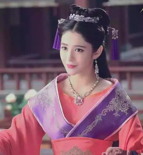 原来李心艾整容前这么美,像颖儿杨颖和谢大脚合体,如今可惜了