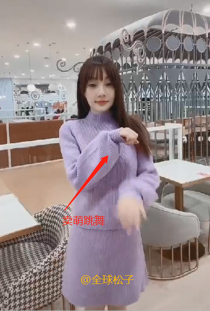 与马蓉一样，离婚后李小璐在网上也很活跃，两人都为了“带货”