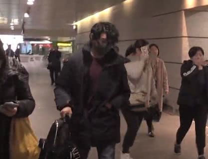 探班老婆后难掩好心情,吴奇隆晒泡面头自拍瘦身成功充满活力