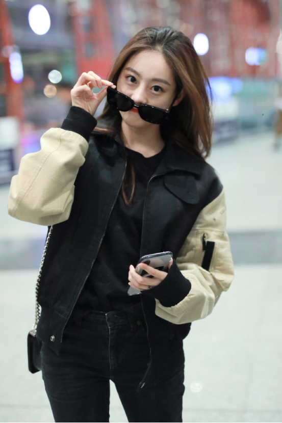 美女祝绪丹穿黑色抹胸礼服太性感,被这身造型惊艳到了