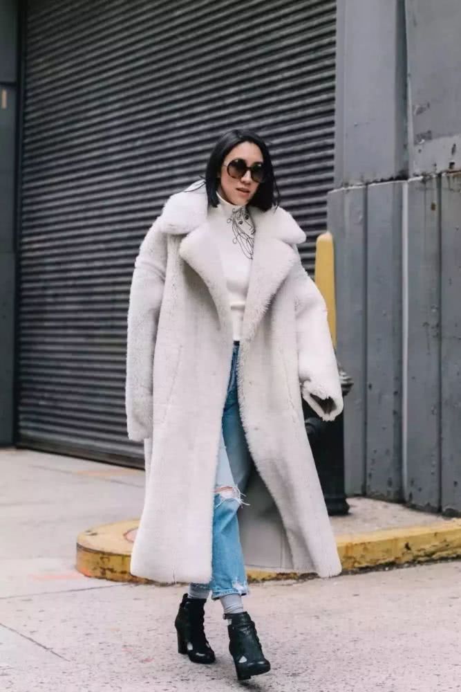 今年秋冬别穿大衣了，羊羔毛外套才是时尚首选！