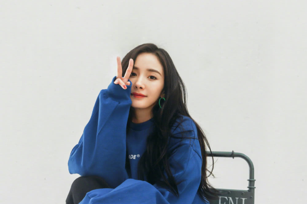 美女杨幂自带少女感,换卫衣搭配运动裤,马上就像18岁学生了