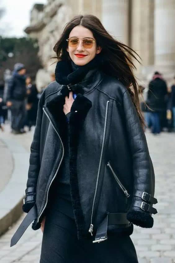 今年秋冬别穿大衣了，羊羔毛外套才是时尚首选！