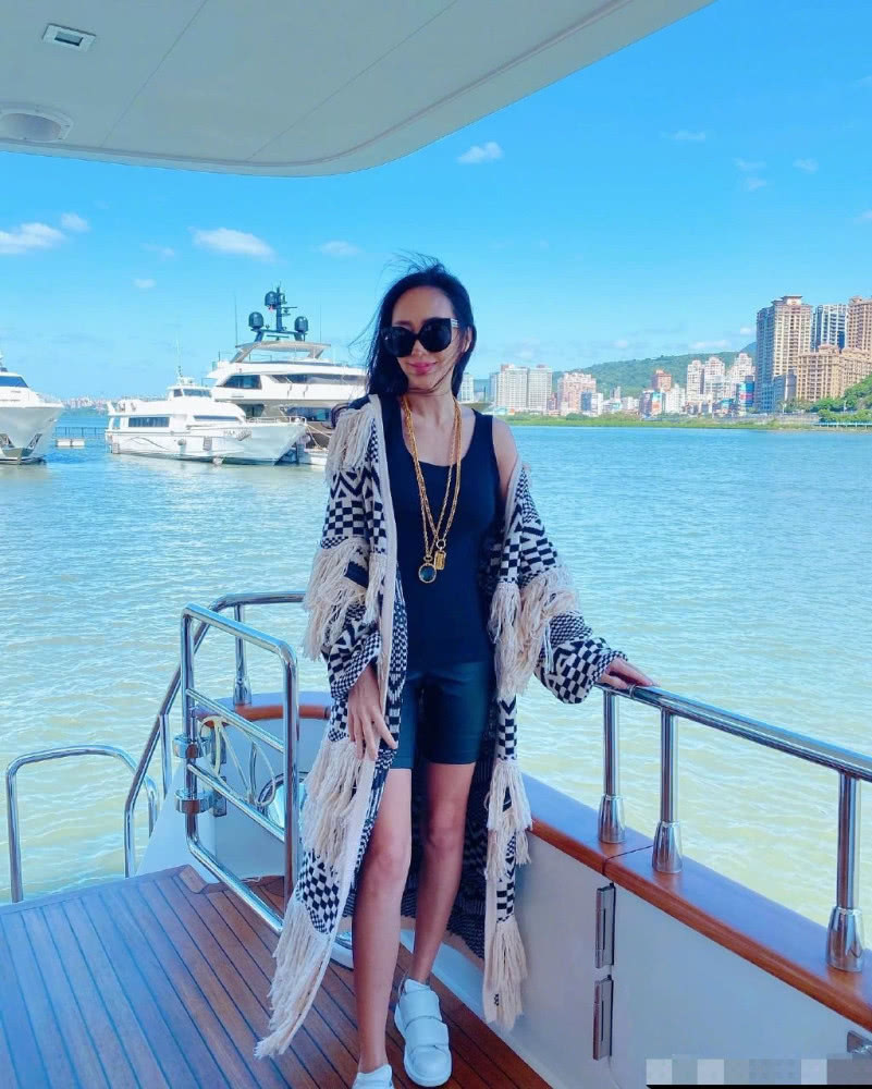 台湾美女关颖晒照,长发披肩气质温柔,四年三胎这身材也太好了