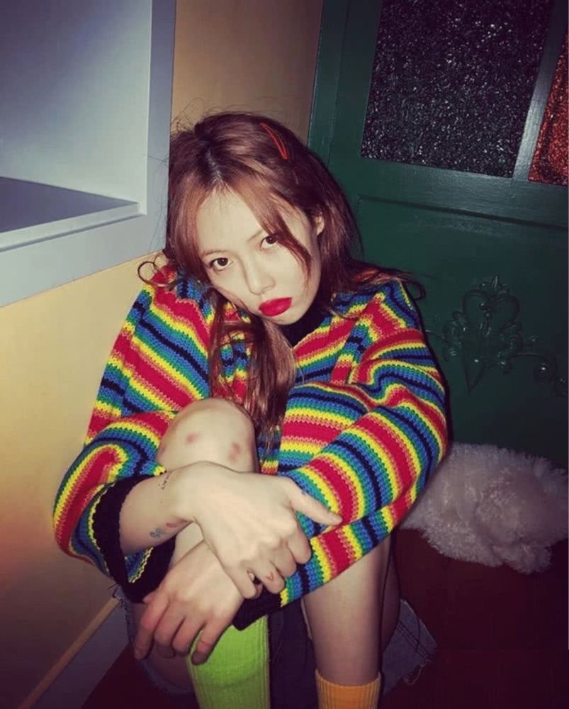 泫雅的INS又又又更新了 乍一看我还以为她眼泪滴在毛衣上了