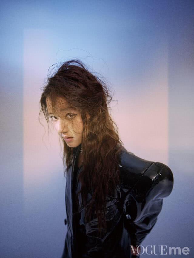 一向甜美打扮的赵露思,拍了个暗黑搞怪的大片,烟熏眼碎钻唇看点十足