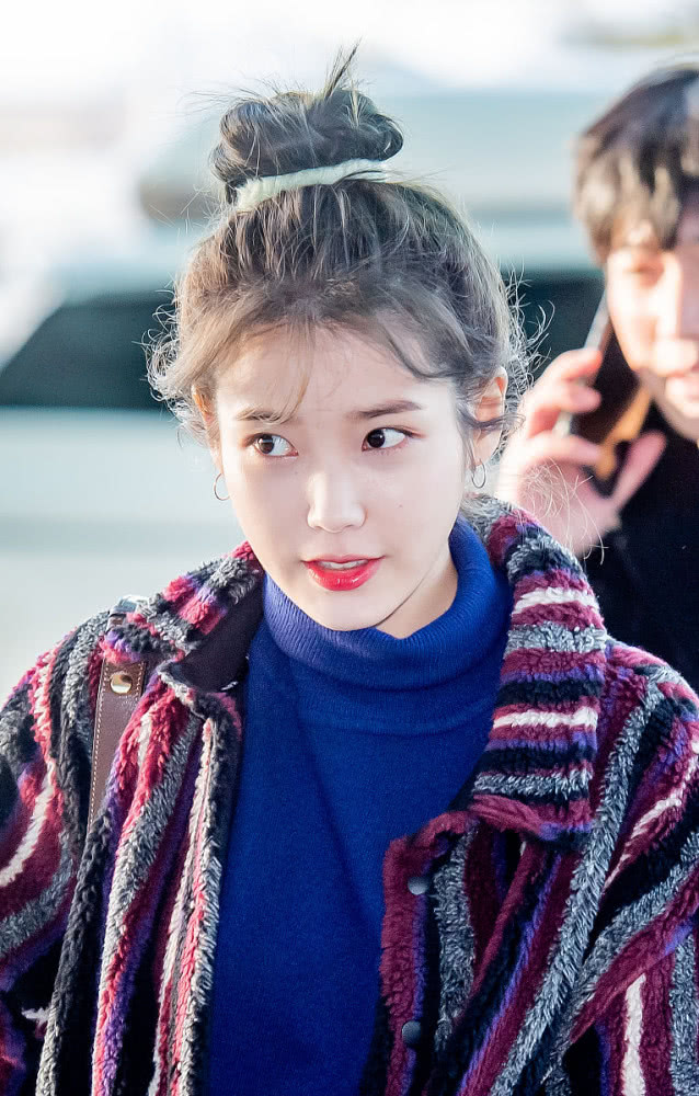 IU李知恩真会穿！毛绒外套搭阔腿裤，162CM也能穿出黄金比例