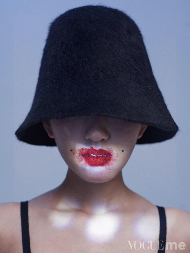 一向甜美打扮的赵露思,拍了个暗黑搞怪的大片,烟熏眼碎钻唇看点十足