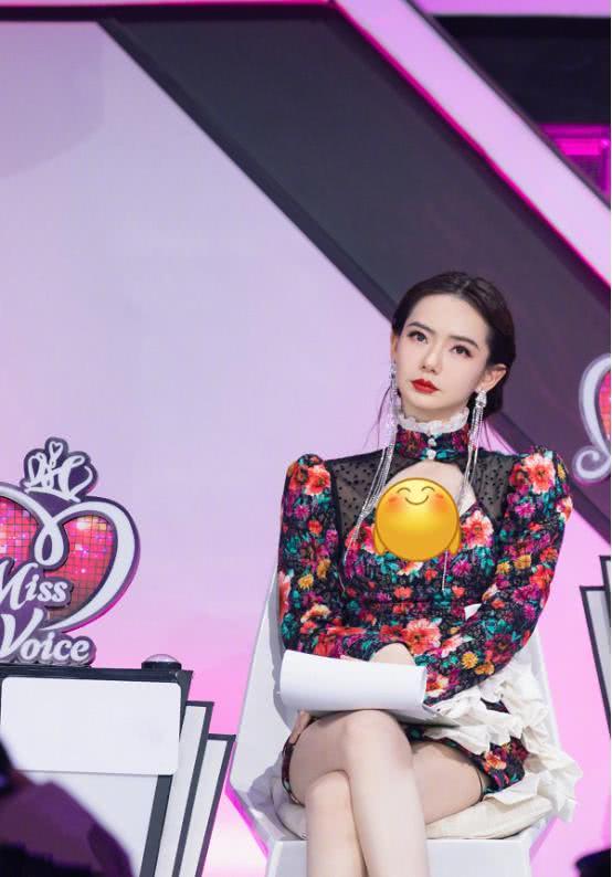 美女戚薇为了美也是拼了，穿印花裙录节目，裙子都短到胯骨边了