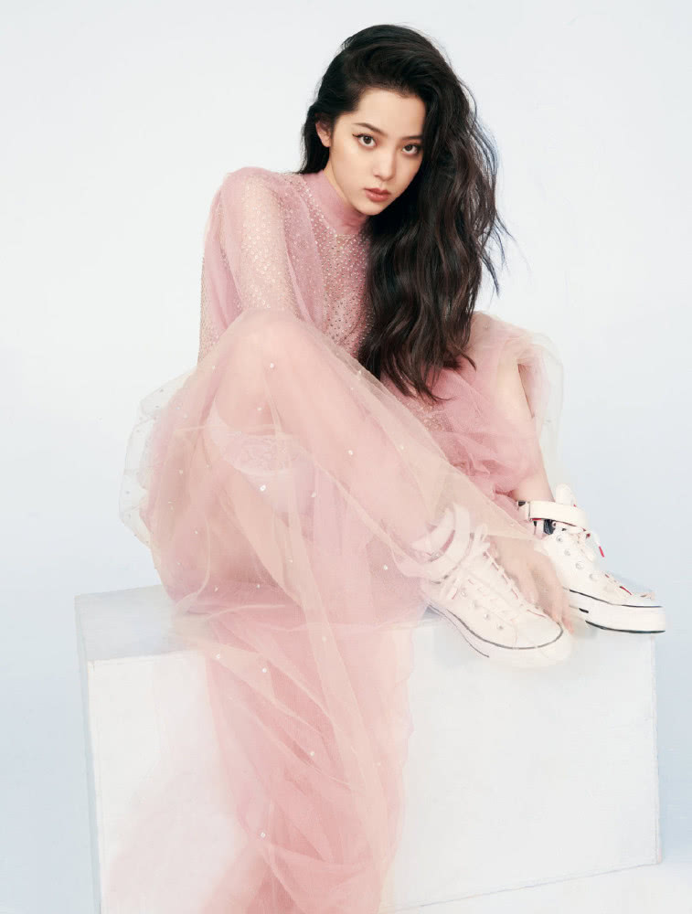 欧阳娜娜穿亮钻粉色轻纱裙,配卷发甜美又帅气