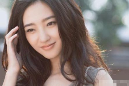 王丽坤和他同居8年，把最好的青春都给了他，他居然和别人结婚了