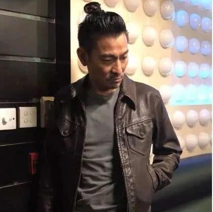 除了谢霆锋,刘德华也能驾驭所有发型,最后一张容易让人上瘾