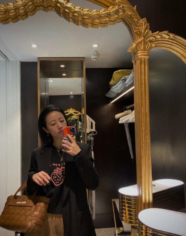 美女周雨彤一袭灰色长纱裙现身，完美勾勒肩颈线条，带着少女的灵动感