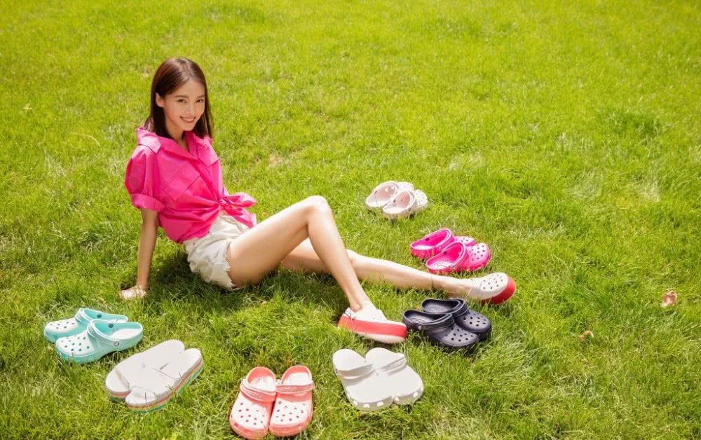 美女金晨黑色皮衣搭出了曼妙身材,收腰设计造型更是锦上添花