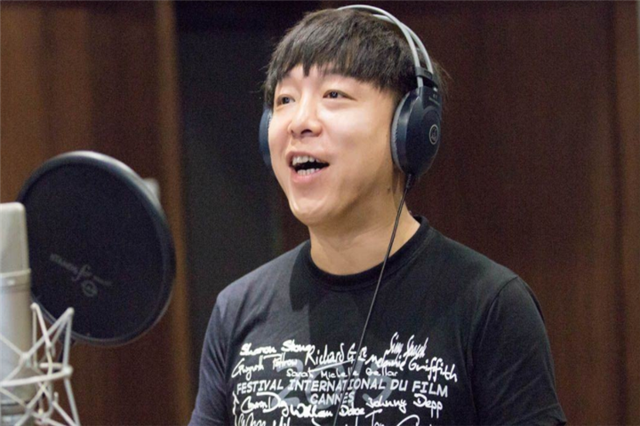 杨颖当众喊黄渤“叔叔”,黄渤拿黄晓明调侃,13字回应被赞情商高