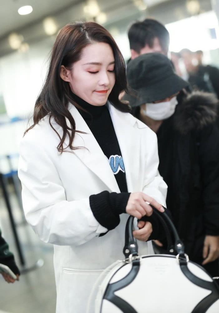气质美女李沁和鞠婧祎都穿白色西装走机场,“腿精”比美太养眼