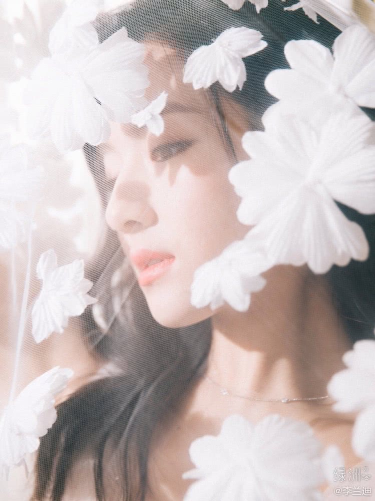 李兰迪穿白色花朵裙精致面容好一个仙女形象，尽显女神魅力