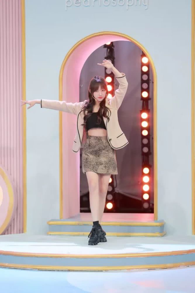 美女程潇踩塑料高跟鞋走红毯,穿上西装看着像120斤