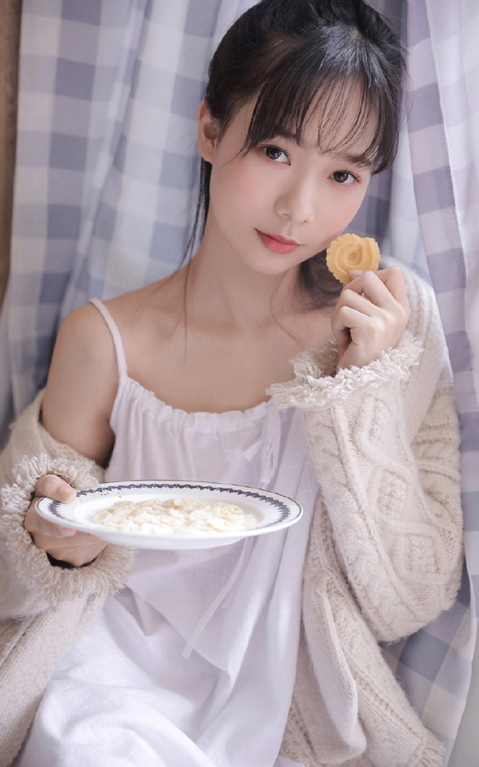 睡衣尤物美女丰满吊带诱惑写真图片