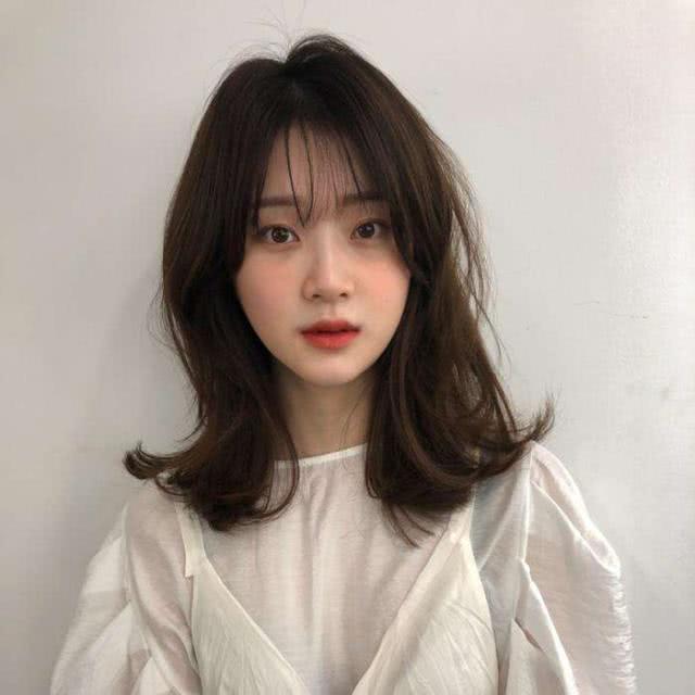 2020年锁骨发即将流行，这3款赵丽颖宋慧乔都换上了，减龄还好看