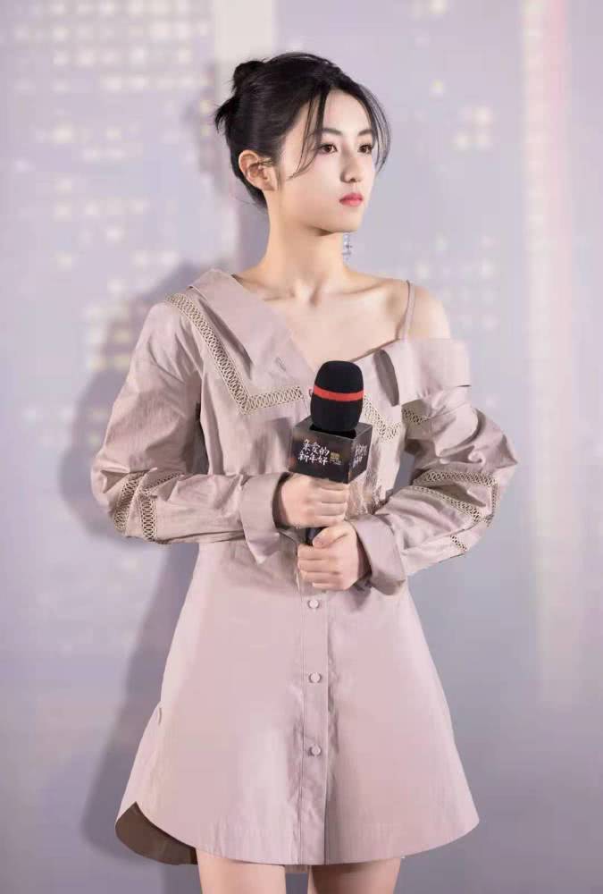 18岁张子枫出席活动穿半露肩衬衫裙,美得脱俗