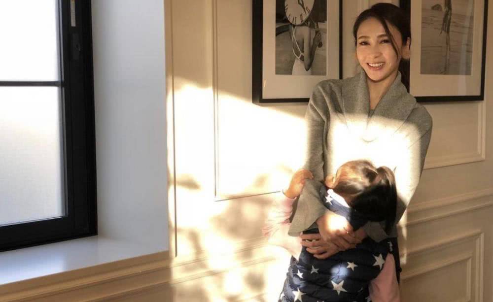 那些TVB女神们的近况:陈法拉嫁给爱情,黎姿弃艺从商自信优雅