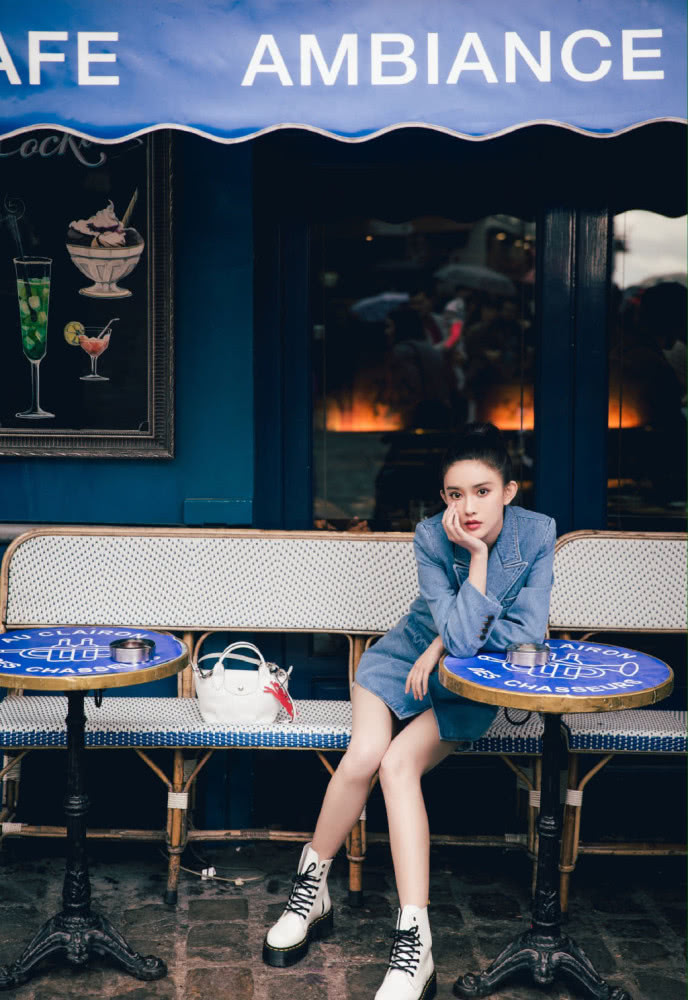 美女孟子义穿牛仔套装出境，大长腿超抢眼