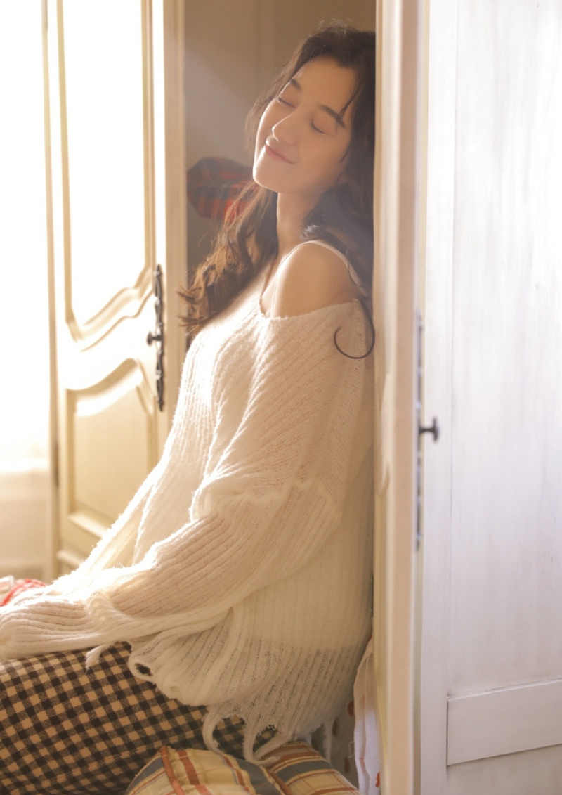 温婉性感美女露肩诱惑写真图片