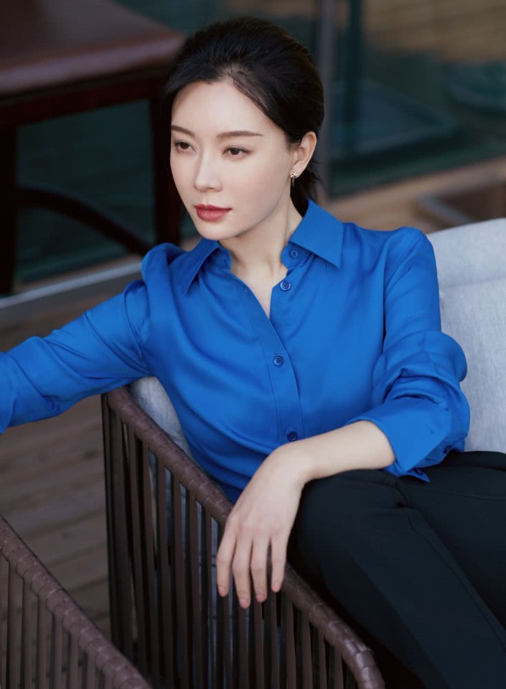 美女陈数好看又会穿,蓝色衫衣+黑色休闲裤,经典又有气质