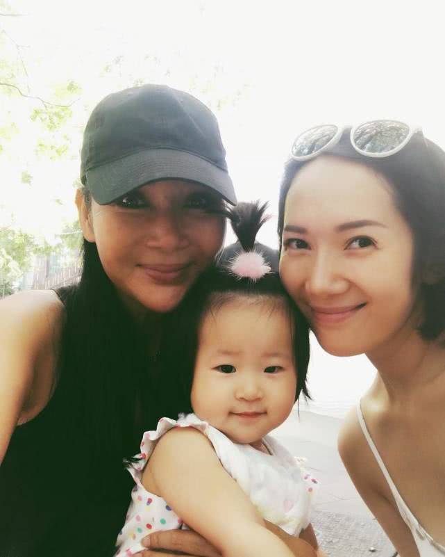 女儿宣布张咪抗癌成功已经升级做外婆，晒祖孙合影自曝悄悄完婚