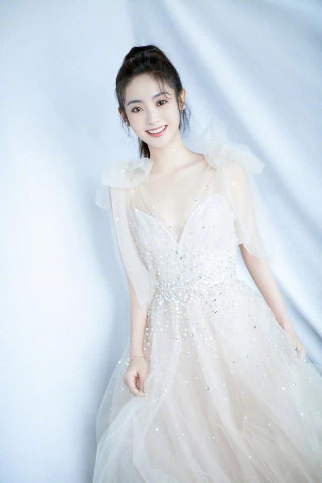 众仙女营业了!王子文黑天鹅造型强势出镜,郑爽王鸥亮片长裙太仙